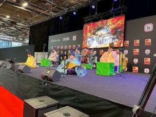 Japan Expo paris 4日目の様子✨
4日目のステージは管絃!
越殿楽と陪臚を演奏しました!
この日印象的だったのは、ブースに沢山の方が遊びにきてくれた事!
中でも印象的だったのは、アフリカ系の背の高い青年が体験してくれた事。
彼は学ラン(なぜ?笑)に日本国旗を持ち歩いて、毎日ブースに来ては私に話しかけてくれました。
天皇陛下と彼の父親がツーショットで写っている写真を見せてくれて、「日本に大変にお世話になり、リスペクトしている」との事。
英語が喋れない彼は翻訳アプリを利用して一生懸命説明してくれました。
この翌日、再びブースを訪れた彼は大事そうに持っていた日本のお守りを私に託そうとしてくれました。理由を聞くと大粒の涙を流しながら
「私は今失業し、大変な中にある。そんな時、あなたが日本の心について教えてくれた。だから私もあなたの役に立ちたいと思い、これを託したい」との事。もちろんそんな大事なお守りはもらうわけにはいかないのでお返しし、「一緒に頑張ろう!」と励まし合いました。
途中こちらも泣きそうになりながら、熱い思いを持った青年に会えた4日目でした。
#wabisabi #japanexpo #japanexpo2025 #japanpromotion