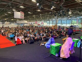 Japan Expo paris 5日目、6日目の様子✨
Japan Expo 5日目〜最終日は大ステージで舞楽演奏、1,000人の客席が満席となり、立ち見が出るほど。土日ということもあって、チケット完売で、会場は超満員でした。
また、ブース近くのWABISABIステージでは地元のフランス将棋連盟のファビアンさんとハチワンdiningバーの稲垣さんとの真剣勝負と雅楽演奏でPRして来ました。
ファビアンさんは今回日本から私たちが来てくれることを楽しみにしており、盛り上げてくださいました。終わってからは観光も案内してくださいました。
フランスには将棋連盟があり、別ブースではたくさんの方が将棋の対決に勤しんでいました。
我々の舞台では、ファビアンさんと稲垣さんとの真剣勝負!勝負は、、、
稲垣さんの二連勝!
真剣勝負に華を添える形となりました!
ブース出店をして一番驚いた事は楽器が欲しいという方がたくさんいた事。
日本に帰って来てから、現地の方と連絡先を交換して、現在楽器の購入(本管)を相談しています。
いずれ、教えられる様になったら良いなぁ、と思っています!
最終日には地元ラジオ局とインターネットメディアからも取材を受けました。
インターネットメディアは8月アップされるそうです!
どうぞお楽しみに!
#wabisabi #japanexpo #japanexpo2025 #japanpromotion