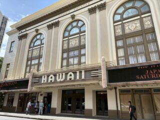 報告が遅くなりましたが、去る3月5日〜10日に「日本の祭典inホノルル」に参加し、雅楽松風会としてハワイで公演をおこなってきました!
今回の目的はハワイでの公演➕ハワイ大学及びハワイ雅楽研究会の皆さんとの演奏と交流でした!
ハワイの雅楽は50年以上の歴史があります。天理教布教のためにハワイに移住された社本正登司先生によって広められ、ハワイ雅楽研究会も立ち上げられ、広く活動をされてきました。現在もその伝統は受け継がれ、ハワイ大学マノア校音楽学部で雅楽を学ぶ学生さん、同じくOBGらによって構成される雅楽研究会の会員さんが活動されています。
7日の本番に向けてハワイ大神宮にて稽古、其駒の練習をしました。ハワイ大学及びハワイ雅楽研究会では、其駒に初挑戦してくださいましたが、一生懸命練習してくださいました。
7日本番の日には歴史ある劇場「ハワイシアター」で演奏、翌8日にはハワイ大学で学生さんに向けたワークショップを行いました。
たくさんの方に参加していただき、演奏だけでなく、装束のお話、篳篥の藘舌の制作など、多くの交流を持つことができました。
旅行中は天理教ハワイ伝道庁、ハワイ大神宮、ハワイ出雲大社、本願寺ヒロ別院にも参拝させていただきました。
社本先生の指導を受け、今なお一生懸命雅楽に取り組まれている姿に、胸が熱くなり、只々頭が下がる思いでした。
遠く離れたハワイの地で雅楽を求める楽友に刺激を受ける大変良い経験になりました。
今回受け入れてくださった
Darin Miyashiro先生
社本みかさん
ハワイ雅楽研究会の皆様
ありがとうございました。
またお会いできる日を楽しみにしています。
#雅楽
#gagaku
#hawaii
#ハワイ大学